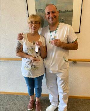 Endlich halten Reza Mahmoudi Torfi und seine Ehefrau Sohelia Mohamadi Khalafloo ihre ID-Karten in den Händen.